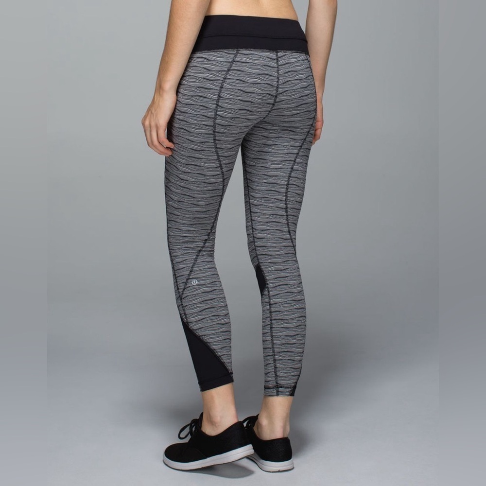 Lululemon Inspire Tight II
Textured Wave Black Silver Spoon / Black